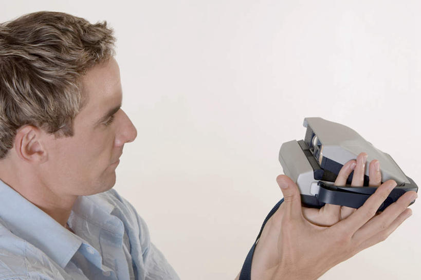 西方人,脸,头,脸颊,手,一个人,站,横图,室内,特写,白天,白色背景,侧面,衬衫,相机,欧洲,欧洲人,双手,仅一个男性,仅一个人,仅一个中年男性,握,服装,拿,拿着,注视,一个,拍照,衣服,观察,看,站着,手部,握着,摄影,服饰,影棚,单个,观看,察看,衣着,穿着,关注,拍立得,立拍得,衣饰,男人,男性,中年男性,白种人,头部,脸部,脸蛋,面部,照相机,站立,半身,彩图,影棚拍摄,衬衣,拍摄,照相