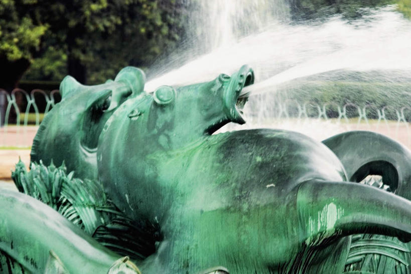 无人,横图,室外,白天,正面,旅游,度假,水,植物,标志建筑,城市,地标,建筑,喷泉,雕塑,美国,飞溅,艺术,装饰,溅,雕刻,雕像,液体,景观,水滴,文化,娱乐,建设,水珠,树,树木,绿色,自然,工艺品,品味,享受,休闲,旅游胜地,放松,生长,成长,纪念,美术,北美,北美洲,喷洒,主题,美洲,水景,陈列,伊利诺斯州,芝加哥,世界屠猪城,巨肩之城,劳动之城,伊利诺伊,伊利诺伊州,伊利诺州,白金汉喷泉,芝加哥市,芝城,林肯之地,功能,美学,北亚美利加洲,亚美利加洲,美观,设计,彩图