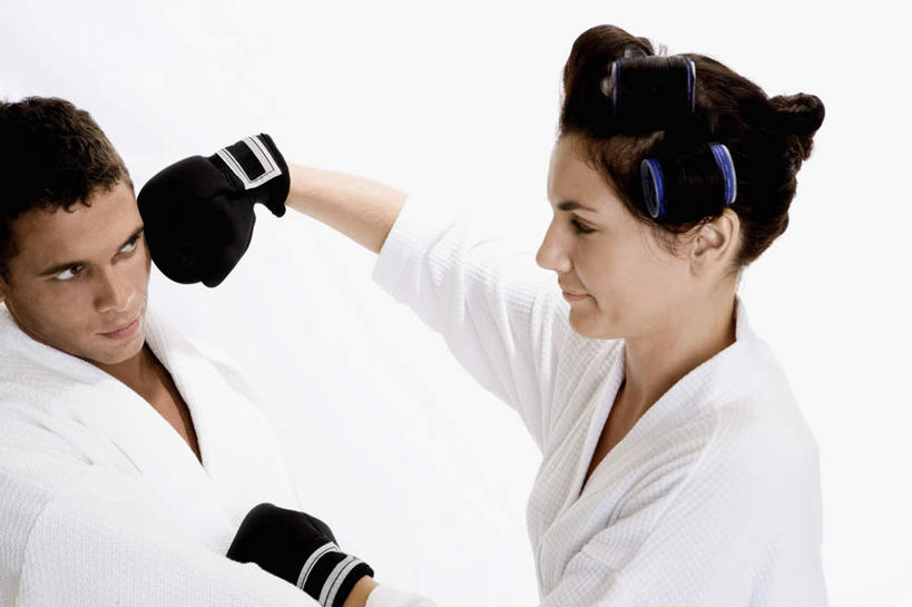 西方人,两个人,站,横图,室内,白天,白色背景,侧面,浴袍,爱情,安全,欧洲,欧洲人,服装,防护,拳击手套,浪漫,注视,运动器械,相视,衣服,白色,黑色,手套,观察,看,站着,温暖,温馨,面对面,健身器械,恩爱,恋人,摄影,服饰,影棚,观看,对视,卷发棒,卷发器,保护,打架,和睦,察看,互视,衣着,穿着,关注,打斗,保险,相对,健身器材,烫发器,斗殴,相看,保全,周全,安稳,安定,防护手套,衣饰,平安,男人,男性,年轻男性,年轻女性,女人,女性,白种人,情侣,站立,半身,彩图,影棚拍摄,汤帷子,浴衣,拍摄,伴侣,融洽,运动器材