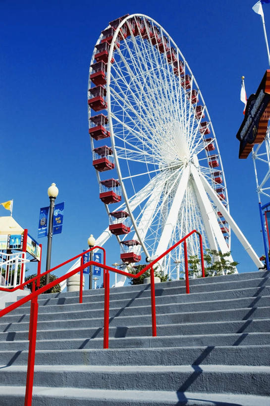 无人,栏杆,码头,竖图,室外,白天,仰视,度假,游戏,美景,楼梯,城市风光,城市,港口,美国,阴影,光线,扶手,影子,阶梯,景观,摩天轮,玩,娱乐,护栏,台阶,蓝色,蓝天,天空,阳光,天,享受,休闲,景色,放松,游乐设施,晴朗,活动,北美,北美洲,发泄,消遣,智力,美洲,伊利诺斯州,芝加哥,万里无云,世界屠猪城,巨肩之城,劳动之城,伊利诺伊,伊利诺伊州,伊利诺州,费里斯大转轮,芝加哥市,芝城,林肯之地,北亚美利加洲,亚美利加洲,宣泄,海军码头,海军军港,海军港,游艺设施,晴空,晴空万里,玩耍,嬉戏,彩图,低角度拍摄,摆渡口,埠头,渡口,渡头,港湾,海港,货运码头,口岸,商港