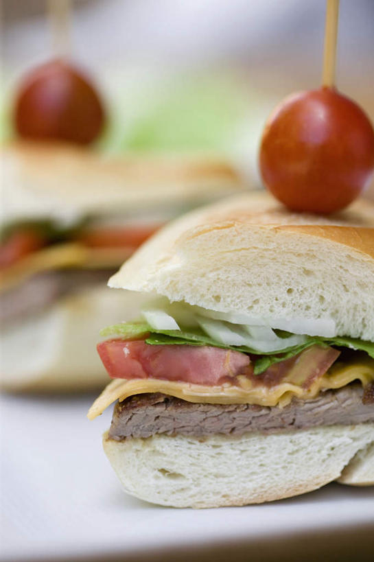 点心,面包,无人,竖图,俯视,室内,特写,白天,烹饪,西餐,餐桌,桌子,樱桃,蔬菜,餐具,水果,朦胧,模糊,新鲜,碟子,盘,生菜,莴苣,肉,生食,汉堡,牛肉,料理,食品,面点,果实,蔬果,菜肴,美食,肉类,食物,糕点,两个,一个,盘子,碟,快餐,西式,佳肴,有机食品,绿色食品,单个,餐台,肉食,西式快餐,垃圾食品,春菜,鹅仔菜,莴仔菜,千金菜,叶用莴苣,樱珠,莺桃,英桃,楔桃,牛桃,荆桃,彩图,高角度拍摄