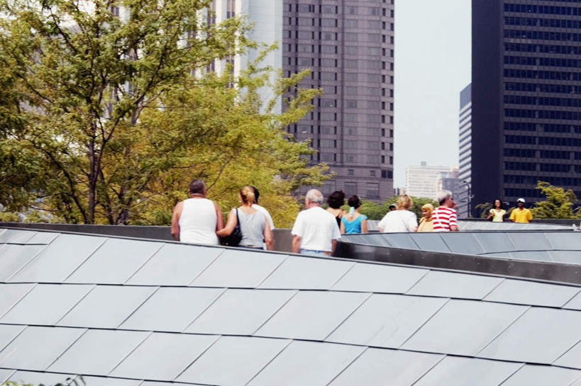 西方人,公园,高楼大厦,站,横图,室外,白天,度假,办公楼,美景,树林,植物,城市风光,城市,大厦,建筑,摩天大楼,写字楼,欧洲,美国,欧洲人,行人,游客,游人,服装,景观,许多人,注视,休闲装,娱乐,路人,旅客,树,树木,背面,衣服,绿色,自然,楼宇,观察,看,站着,一群人,享受,休闲,休闲服,商务楼,景色,放松,服饰,生长,成长,观看,察看,北美,北美洲,关注,美洲,伊利诺斯州,芝加哥,世界屠猪城,巨肩之城,劳动之城,伊利诺伊,伊利诺伊州,伊利诺州,千禧公园,千年公园,千禧年公园,芝加哥市,芝城,林肯之地,北亚美利加洲,亚美利加洲,过客,男人,男性,年轻男性,年轻女性,女人,女性,白种人,站立,半身,彩图,大楼,高层建筑,高楼,摩天楼