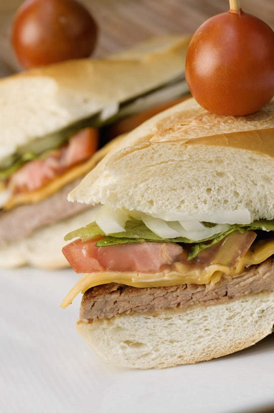 点心,面包,无人,竖图,俯视,室内,特写,白天,烹饪,西餐,餐桌,桌子,樱桃,蔬菜,餐具,水果,朦胧,模糊,新鲜,碟子,盘,生菜,莴苣,肉,生食,汉堡,牛肉,料理,食品,面点,果实,蔬果,菜肴,美食,肉类,食物,糕点,两个,一个,盘子,碟,快餐,西式,佳肴,有机食品,绿色食品,单个,餐台,肉食,西式快餐,垃圾食品,春菜,鹅仔菜,莴仔菜,千金菜,叶用莴苣,樱珠,莺桃,英桃,楔桃,牛桃,荆桃,彩图,高角度拍摄