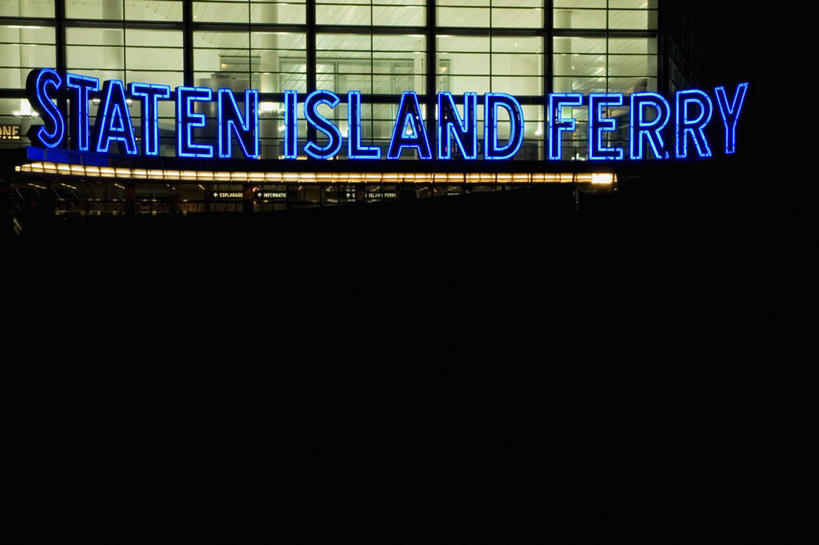 无人,横图,彩色,室外,夜晚,仰视,度假,美景,窗户,城市风光,城市,轮船,霓虹灯,船,纽约,美国,阴影,光线,英文,标志,文字,影子,字符,字母,景观,灯光,七彩,娱乐,光源,标识,霓虹,玻璃窗,灯,蓝色,交通工具,享受,休闲,景色,放松,英文字母,北美,北美洲,照明设备,载具,美洲,纽约州,帝国之州,帝国州,氖灯,北亚美利加洲,亚美利加洲,斯塔滕岛,史坦登岛,彩图,低角度拍摄