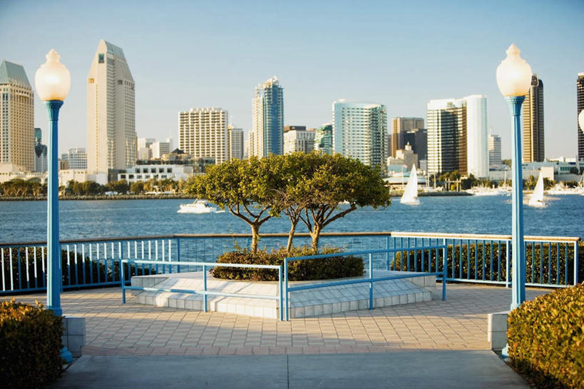 无人,高楼大厦,栏杆,横图,室外,白天,正面,度假,办公楼,海浪,海洋,美景,植物,城市风光,城市,大厦,建筑,路灯,摩天大楼,写字楼,照明,美国,阴影,光线,影子,景观,浪花,围栏,灯光,娱乐,护栏,灯,树,树木,蓝色,绿色,蓝天,天空,阳光,自然,海水,楼宇,天,享受,休闲,商务楼,景色,放松,生长,晴朗,成长,照亮,北美,北美洲,照明设备,加利福尼亚,美洲,海景,加州,圣地亚哥,加利福尼亚州,万里无云,金州,黄金州,圣地牙哥,科罗纳多岛,圣迭戈,北亚美利加洲,亚美利加洲,大海,风浪,海,海水的波动,近岸浪,涌浪,晴空,晴空万里,彩图,大楼,高层建筑,高楼,摩天楼