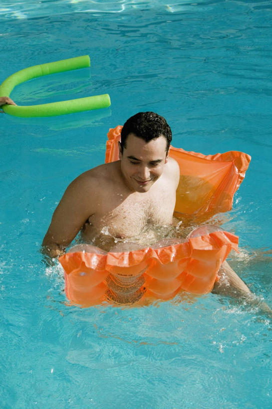 西方人,一个人,体育馆,游泳池,坐,竖图,俯视,室外,白天,水,床,欧洲,欧洲人,仅一个男性,仅一个人,塑料,水池,水面,注视,泳池,裸露,仅一个年轻男性,塑料制品,观察,看,气垫床,充气,观看,察看,游泳馆,关注,裸,男人,男性,年轻男性,白种人,坐着,半身,彩图,高角度拍摄