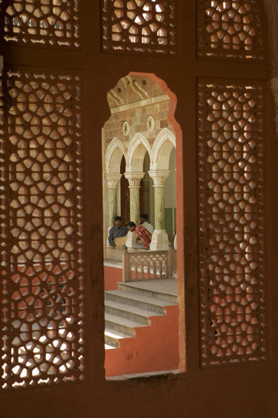 三个人,站,竖图,室外,白天,正面,旅游,度假,窗户,楼梯,标志建筑,地标,建筑,雕塑,印度,亚洲,行人,游客,游人,花纹,服装,艺术,装饰,雕刻,雕像,柱子,阶梯,注视,休闲装,娱乐,建设,路人,旅客,玻璃窗,台阶,衣服,工艺品,观察,看,站着,享受,休闲,休闲服,旅游胜地,放松,服饰,观看,纪念,华丽,修饰,美术,点缀,察看,关注,主题,南亚,陈列,首府,拉贾斯坦邦,拉贾斯坦,印度共和国,功能,美学,衬托,美观,雅致,雅观,红粉之城,斋普尔,过客,男人,男性,中年男性,亚洲人,印度人,站立,彩图,全身