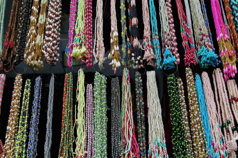 无人,商店,横图,室外,特写,白天,仰视,购物,消费,静物,项链,印度,亚洲,一排,许多,吊挂,悬挂,整齐,并列,并排,很多,挂,商铺,装饰品,排列,饰品,首饰,金融,队列,南亚,平行,选购,贸易,拉贾斯坦邦,拉贾斯坦,印度共和国,普什卡,血拼,市肆,商号,彩图,低角度拍摄,店铺