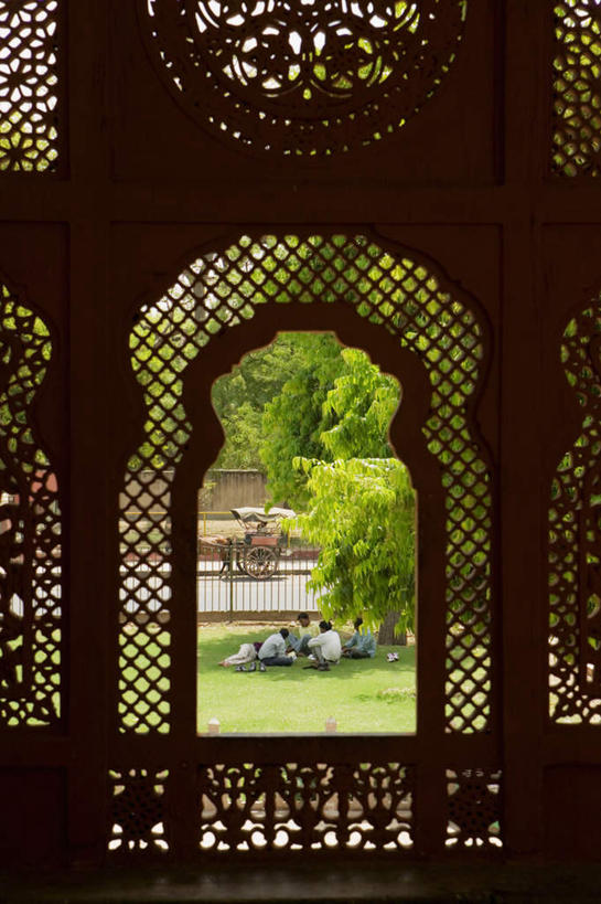 西方人,坐,竖图,室外,白天,正面,旅游,度假,草地,草坪,植物,窗户,标志建筑,地标,建筑,欧洲,印度,欧洲人,亚洲,五个人,行人,游客,游人,花纹,服装,装饰,许多人,注视,休闲装,娱乐,建设,路人,旅客,玻璃窗,草,树,树木,衣服,绿色,自然,观察,看,一群人,享受,休闲,休闲服,旅游胜地,放松,服饰,生长,成长,观看,华丽,修饰,点缀,察看,关注,南亚,首府,拉贾斯坦邦,拉贾斯坦,印度共和国,衬托,美观,雅致,雅观,红粉之城,斋普尔,过客,男人,男性,年轻男性,年轻女性,女人,女性,白种人,坐着,彩图,全身