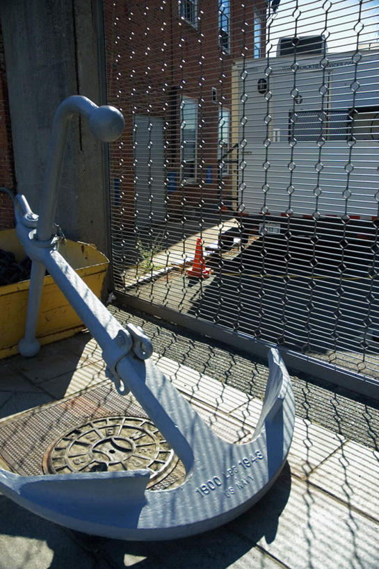 无人,家,竖图,室外,白天,正面,度假,美景,城市风光,城市,美国,阴影,光线,盖子,影子,房屋,屋子,景观,公寓,井盖,铁丝网,娱乐,洋房,楼房,住宅,蓝色,蓝天,天空,阳光,天,享受,休闲,景色,放松,晴朗,北美,北美洲,美洲,波士顿,万里无云,马萨诸塞州,麻州,麻省,首府,马萨诸塞,麻塞诸塞,老殖民地,海湾之州,窨井盖,美国雅典,豆豆城,宇宙的中心,山上的城,超验城,北亚美利加洲,亚美利加洲,晴空,晴空万里,彩图,房子