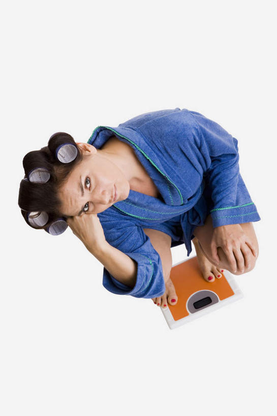 西方人,腿部,脚,脚趾,脚趾甲,腿,一个人,蹲,竖图,俯视,室内,白天,白色背景,浴袍,仪器,欧洲,欧洲人,仅一个年轻女性,仅一个女性,仅一个人,撑,阴影,反射,影子,电子秤,托腮,注视,光脚,一个,蓝色,观察,看,托,四个,赤脚,摄影,影棚,单个,观看,卷发棒,卷发器,察看,衡量,关注,托下巴,计量,烫发器,衡器,塑料卷发棒,年轻女性,女人,女性,白种人,脚指甲,秤,蹲着,抬头,仰头,彩图,高角度拍摄,全身,影棚拍摄,汤帷子,浴衣,拍摄,电子称