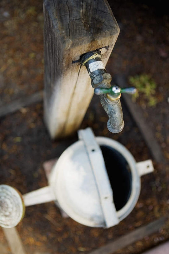 无人,竖图,俯视,室外,特写,白天,阴影,朦胧,模糊,反射,壶,水龙头,影子,泥土,土壤,洒水壶,开关,水壶,一个,打开,单个,阀门,开启,浇水壶,水咀,彩图,高角度拍摄