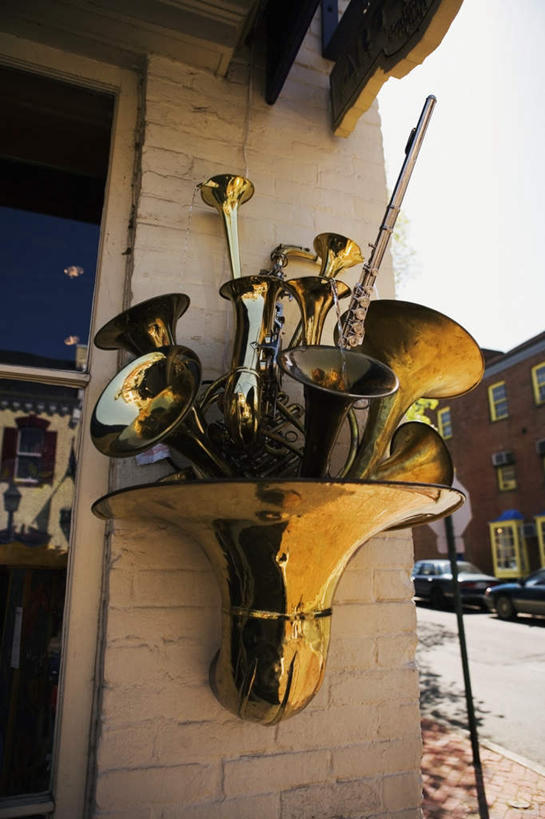 无人,商店,竖图,室外,白天,仰视,度假,美景,窗户,落地窗,城市风光,城市,橱窗,美国,许多,景观,乐器,铜管乐器,小号,娱乐,商铺,玻璃窗,天空,天,享受,休闲,景色,放松,晴朗,北美,北美洲,铜管,美洲,玻璃橱窗,万里无云,弗吉尼亚,弗吉尼亚州,北亚美利加洲,亚美利加洲,维吉尼亚,老自治领州,市肆,商号,亚历山德里亚,晴空,晴空万里,彩图,低角度拍摄,店铺