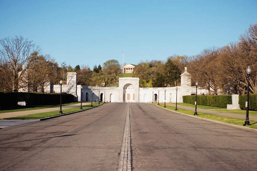 无人,横图,室外,白天,正面,旅游,度假,草地,草坪,名胜古迹,树林,植物,标志建筑,道路,地标,建筑,路,路灯,公路,照明,美国,阴影,遗迹,光线,影子,墙,建筑群,灯光,分界线,停车线,交通,古迹,文物,娱乐,建设,古建筑,墙壁,墙面,灯,草,树,树木,蓝色,绿色,蓝天,天空,阳光,自然,天,享受,休闲,旅游胜地,放松,生长,晴朗,成长,车行道,车行道分界线,照亮,北美洲,照明设备,标线,美洲,古文明,车行线,万里无云,弗吉尼亚,弗吉尼亚州,阿灵顿,北亚美利加洲,亚美利加洲,维吉尼亚,老自治领州,阿灵顿县,晴空,晴空万里,马路,彩图