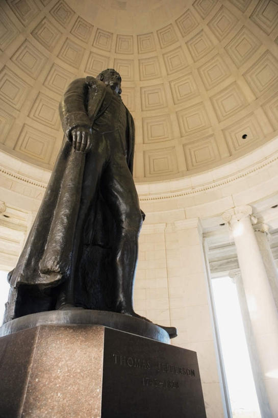 西方人,一个人,无人,站,竖图,室内,白天,仰视,民族服装,旅游,度假,名胜古迹,标志建筑,地标,建筑,雕塑,欧洲,美国,欧洲人,仅一个男性,仅一个人,仅一个中年男性,遗迹,艺术,装饰,雕刻,雕像,纪念馆,首都,注视,古迹,文物,娱乐,建设,古建筑,工艺品,观察,看,站着,享受,休闲,旅游胜地,放松,观看,纪念,军人,美术,察看,北美,北美洲,总统,关注,主题,美洲,陈列,古文明,华盛顿特区,杰弗逊纪念堂,杰佛逊纪念堂,华盛顿哥伦比亚特区,华府,杰斐逊纪念堂,功能,美学,北亚美利加洲,亚美利加洲,政治家,漆雕,美国总统,杰弗逊.汉密尔顿.戴维斯,男人,男性,中年男性,白种人,站立,彩图,低角度拍摄,全身,传统服装,民俗服