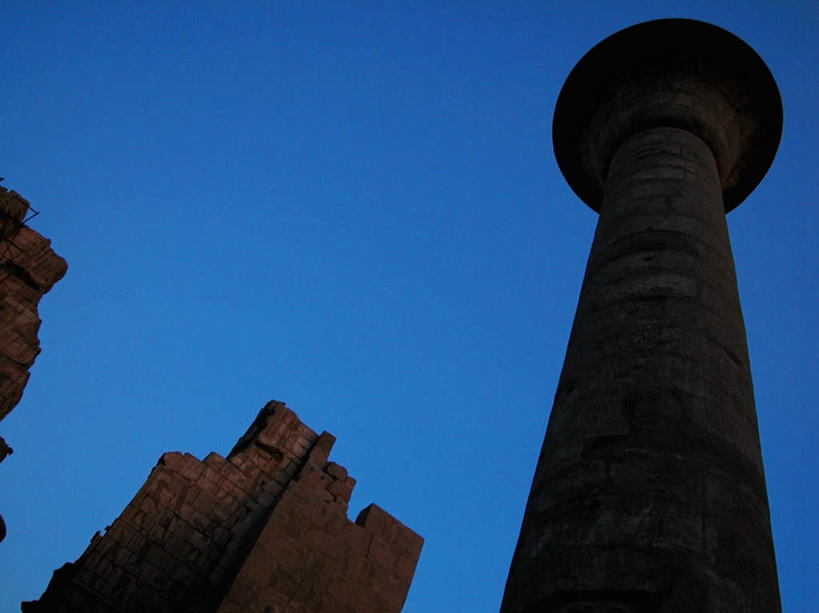 无人,横图,室外,白天,仰视,旅游,度假,名胜古迹,标志建筑,地标,建筑,非洲,埃及,阴影,遗迹,光线,影子,建筑群,神庙,背光,古迹,文物,娱乐,建设,古建筑,废墟,蓝色,蓝天,天空,阳光,天,享受,休闲,旅游胜地,放松,晴朗,古埃及,逆光,古文明,北非,万里无云,阿拉伯埃及共和国,金字塔之国,棉花之国,卡尔纳克神庙,卡纳克神庙,阿非利加洲,底比斯,百门之都,晴空,晴空万里,彩图,低角度拍摄