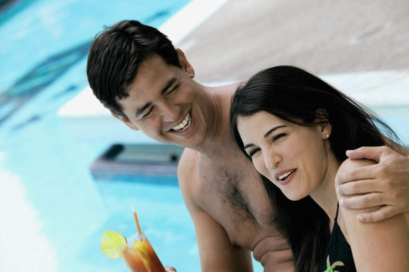 果汁,西方人,两个人,家庭,夫妻,体育馆,游泳池,坐,抱,笑,微笑,露齿笑,横图,俯视,室外,白天,泳装,比基尼,爱情,水,柠檬,杯子,水果,欧洲,欧洲人,握,新鲜,塑料,水池,水面,生食,食品,果实,饮品,浪漫,拿,拿着,扭头,注视,泳池,裸露,玻璃制品,食物,饮料,水杯,塑料制品,吸管,观察,看,转头,温暖,温馨,一家人,恩爱,握着,恋人,有机食品,绿色食品,抱着,观看,和睦,察看,游泳馆,空心,搂着,关注,可口,裸,饮管,适口,男人,男性,年轻男性,年轻女性,女人,女性,白种人,年轻人,夫妇,情侣,玻璃杯,益母果,柠果,搂,搂抱,坐着,半身,彩图,高角度拍摄,三点式,泳衣,伴侣,融洽,圆柱状