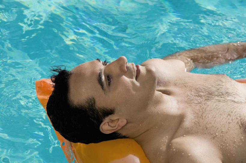 西方人,脸,头,脸颊,一个人,体育馆,游泳池,躺,闭眼,横图,俯视,室外,特写,白天,锻炼,旅游,度假,运动,水,船,欧洲,欧洲人,仅一个男性,仅一个人,一艘,水池,水面,娱乐,泳池,裸露,肩膀,仅一个年轻男性,交通工具,享受,休闲,放松,游泳馆,载具,室外运动,裸,户外运动,气垫船,卧着,男人,男性,年轻男性,白种人,头部,脸部,脸蛋,面部,闭眼睛,闭着眼,闭着眼睛,躺着,卧,半身,彩图,高角度拍摄,健身