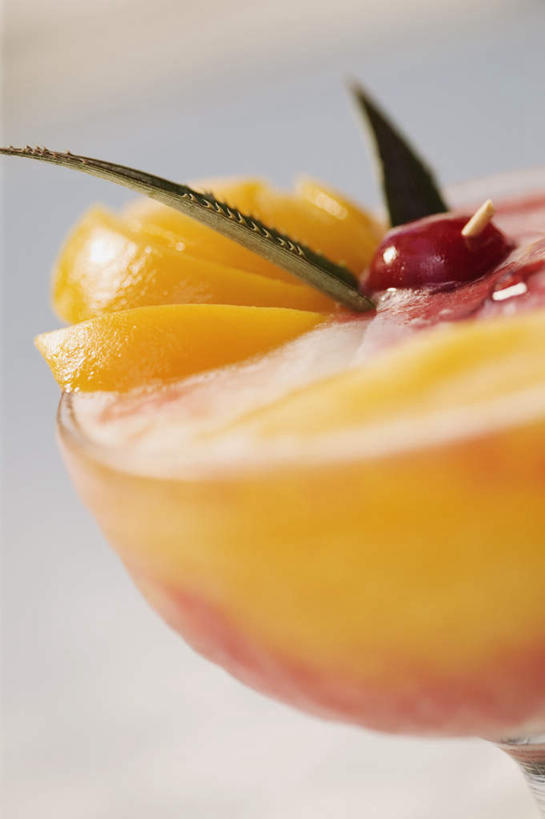 果汁,无人,竖图,室内,特写,白天,正面,柑橘,樱桃,蔬菜,杯子,水果,叶子,阴影,灰色背景,朦胧,模糊,新鲜,反射,影子,生菜,莴苣,生食,橙汁,食品,果实,绿叶,饮品,蔬果,玻璃制品,食物,饮料,水杯,嫩叶,摄影,有机食品,绿色食品,影棚,可口,春菜,鹅仔菜,莴仔菜,千金菜,叶用莴苣,适口,叶,叶片,玻璃杯,樱珠,莺桃,英桃,楔桃,牛桃,橘子,桔子,荆桃,橙子,橙,彩图,影棚拍摄,拍摄