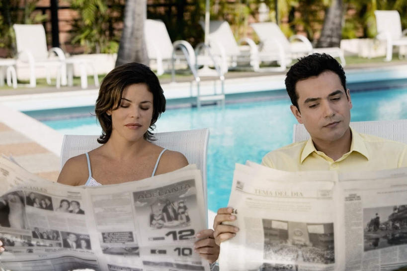 西方人,两个人,游泳池,坐,横图,室外,白天,正面,泳装,比基尼,爱情,阅读,水,植物,报纸,椅子,欧洲,欧洲人,一排,许多,握,学习,阴影,服装,朦胧,模糊,整齐,光线,影子,躺椅,水池,水面,浪漫,两份,注视,休闲装,泳池,树,树木,排列,衣服,绿色,阳光,自然,低头,观察,看,休闲,温暖,温馨,休闲服,恩爱,浏览,握着,恋人,服饰,生长,成长,观看,沙滩椅,和睦,察看,队列,关注,男人,男性,年轻男性,年轻女性,女人,女性,白种人,情侣,坐着,半身,彩图,三点式,泳衣,伴侣,融洽