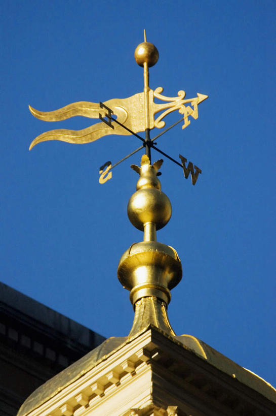 无人,竖图,室外,特写,白天,仰视,度假,美景,城市风光,城市,风向标,风向袋,旗帜,金属制品,美国,阴影,光线,金属,影子,景观,方向,娱乐,旗子,箭头,蓝色,蓝天,天空,阳光,天,享受,休闲,金色,景色,放松,晴朗,北美,北美洲,指向,美洲,波士顿,万里无云,马萨诸塞州,麻州,麻省,首府,马萨诸塞,麻塞诸塞,老殖民地,海湾之州,美国雅典,豆豆城,宇宙的中心,山上的城,超验城,簇,北亚美利加洲,亚美利加洲,旌旗,旗号,风标,晴空,晴空万里,彩图,低角度拍摄