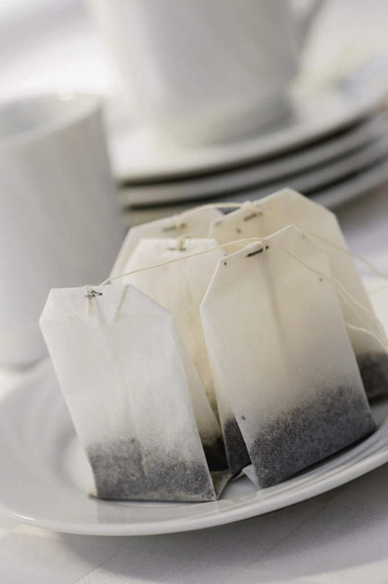 无人,竖图,俯视,室内,特写,白天,杯子,餐具,一排,许多,阴影,朦胧,模糊,整齐,反射,瓷器,碟子,盘,影子,咖啡杯,陶瓷制品,茶包,排列,盘子,碟,队列,袋泡茶,瓷杯,彩图,高角度拍摄