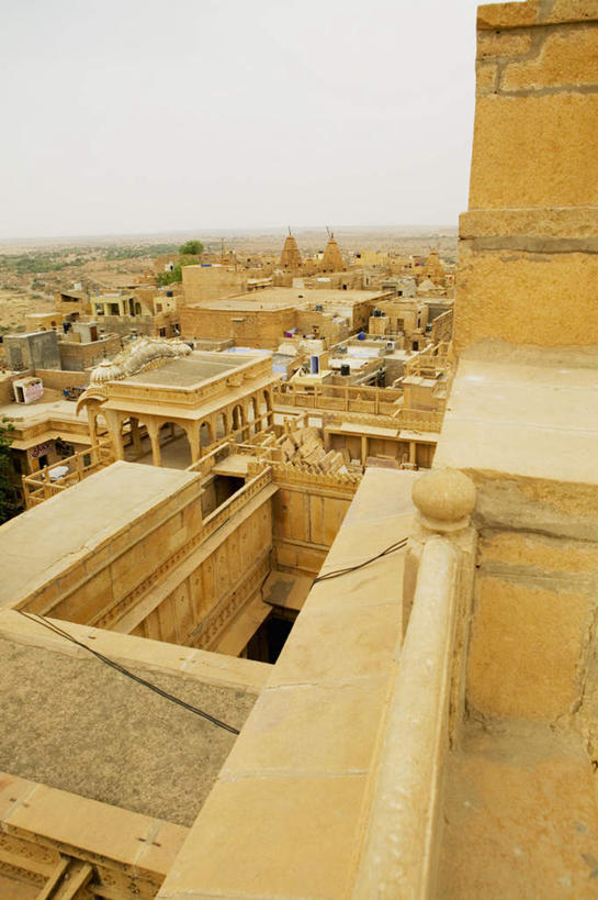 无人,竖图,室外,白天,正面,旅游,度假,名胜古迹,植物,标志建筑,地标,建筑,印度,亚洲,阴影,遗迹,光线,影子,墙,拱门,古迹,文物,娱乐,建设,古建筑,墙壁,墙面,树,树木,蓝色,绿色,蓝天,天空,阳光,自然,天,享受,休闲,旅游胜地,放松,生长,晴朗,成长,南亚,古文明,万里无云,拉贾斯坦邦,拉贾斯坦,印度共和国,贾沙梅尔,晴空,晴空万里,彩图