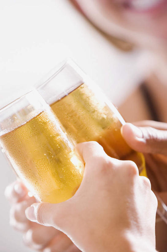 葡萄酒,西方人,手,三个人,伙伴,朋友,竖图,室内,特写,白天,正面,奢侈,快乐,友谊,杯子,欧洲,欧洲人,握,朦胧,模糊,庆祝,两杯,浪漫,拿,拿着,玻璃制品,酒,饮料,酒杯,啤酒杯,香槟,干杯,碰杯,手部,交际,友好,诱惑,握着,庆贺,礼仪,敬酒,劝酒,气泡酒,起泡酒,汽酒,友情,男人,男性,年轻男性,年轻女性,女人,女性,白种人,玻璃杯,半身,彩图,高兴,欢笑