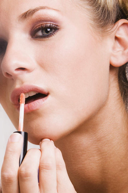 西方人,脸,头,脸颊,手,一个人,竖图,室内,特写,白天,正面,化妆,美容,时尚,欧洲,欧洲人,仅一个年轻女性,仅一个女性,仅一个人,护肤,握,拿,拿着,注视,一个,彩妆,观察,看,保养,享受,休闲,手部,放松,握着,保健,单个,观看,单手,察看,美容工具,关注,养颜,化妆工具,唇线笔,年轻女性,女人,女性,白种人,头部,脸部,脸蛋,面部,半身,彩图