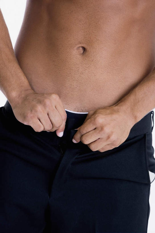 西方人,手,腹部,一个人,站,竖图,室内,特写,白天,正面,欧洲,欧洲人,双手,仅一个男性,仅一个人,裤子,穿,裸露,仅一个年轻男性,站着,手部,裸,男人,男性,年轻男性,白种人,腹,肚子,站立,半身,彩图