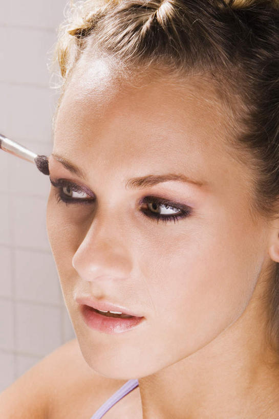 西方人,脸,头,脸颊,一个人,站,竖图,室内,特写,白天,正面,化妆,美容,欧洲,欧洲人,仅一个年轻女性,仅一个女性,仅一个人,护肤,注视,肩膀,化妆刷,刷子,观察,看,站着,保养,享受,休闲,放松,保健,观看,察看,美容工具,关注,养颜,彩妆刷,化妆工具,眉刷,年轻女性,女人,女性,白种人,头部,脸部,脸蛋,面部,站立,半身,彩图