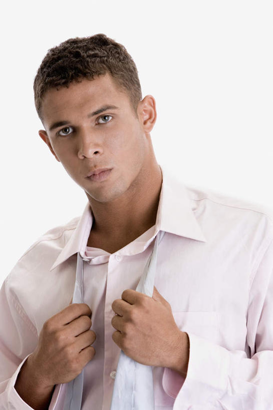 西方人,一个人,站,竖图,室内,白天,白色背景,正面,欧洲,欧洲人,仅一个男性,仅一个人,服装,注视,休闲装,穿,仅一个年轻男性,衣服,观察,看,站着,休闲,休闲服,摄影,服饰,影棚,观看,察看,关注,男人,男性,年轻男性,白种人,站立,半身,彩图,影棚拍摄,拍摄