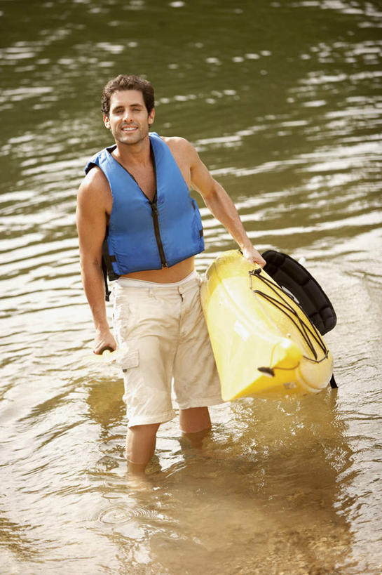 皮划艇,西方人,一个人,站,竖图,俯视,室外,白天,河流,水,船,欧洲,欧洲人,仅一个男性,仅一个人,仅一个中年男性,握,服装,救生衣,河水,水流,拿,拿着,注视,休闲装,衣服,交通工具,观察,看,站着,休闲,休闲服,握着,服饰,观看,察看,关注,载具,浮水衣,男人,男性,中年男性,白种人,站立,彩图,高角度拍摄,全身