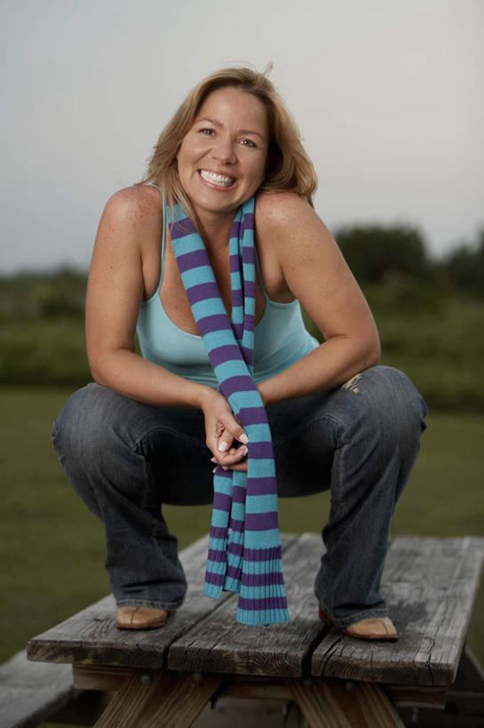 西方人,一个人,蹲,笑,微笑,露齿笑,竖图,室外,白天,正面,草地,草坪,植物,桌面,桌子,欧洲,欧洲人,仅一个女性,仅一个人,握,服装,装饰,木制,乌云,云,阴天,云朵,拿,云彩,拿着,注视,休闲装,草,树,树木,衣服,绿色,天空,自然,木制品,围巾,天,观察,看,仅一个中年女性,休闲,温暖,休闲服,握着,服饰,生长,成长,围脖,观看,保暖,华丽,点缀,察看,昏暗,阴沉,御寒,关注,衬托,美观,雅致,雅观,女人,女性,中年女性,白种人,蹲着,彩图,全身