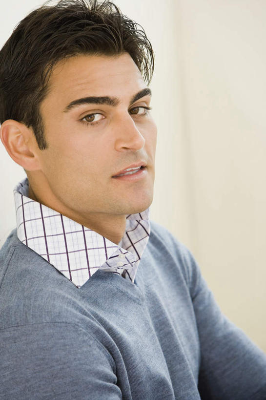 西方人,一个人,坐,笑,微笑,露齿笑,竖图,室内,白天,侧面,毛衣,欧洲,欧洲人,仅一个男性,仅一个人,仅一个中年男性,墙,扭头,注视,墙壁,墙面,白色,观察,看,转头,观看,察看,关注,线衫,男人,男性,中年男性,白种人,坐着,半身,彩图,绒衣,套衫,套头毛衣,线衣