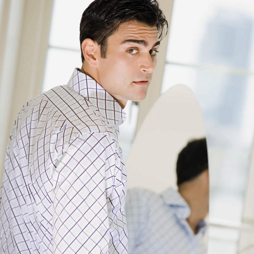 西方人,一个人,站,方图,室内,白天,侧面,衬衫,窗户,镜子,落地窗,欧洲,欧洲人,仅一个男性,仅一个人,服装,反射,方格,格子,扭头,注视,玻璃窗,仅一个年轻男性,衣服,穿衣镜,观察,看,站着,转头,服饰,观看,镜像,察看,衣着,镜面,穿着,关注,光学,衣饰,男人,男性,年轻男性,白种人,站立,半身,彩图,衬衣