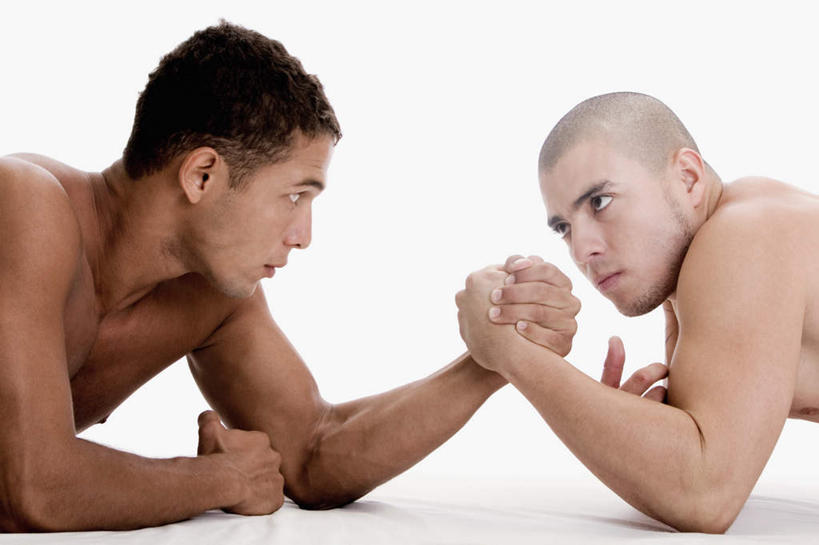 西方人,两个人,伙伴,朋友,站,横图,室内,白天,白色背景,侧面,游戏,友谊,比赛,欧洲,欧洲人,弯腰,阴影,反射,影子,玩,注视,右手,娱乐,裸露,观察,看,站着,休闲,力量,扳手腕,摄影,影棚,观看,活动,察看,掰手腕,发泄,关注,消遣,智力,裸,宣泄,弯身,比力,较劲,扳手劲,手肘,较量,友情,男人,男性,年轻男性,白种人,胳膊,手臂,玩耍,嬉戏,站立,半身,彩图,影棚拍摄,拍摄