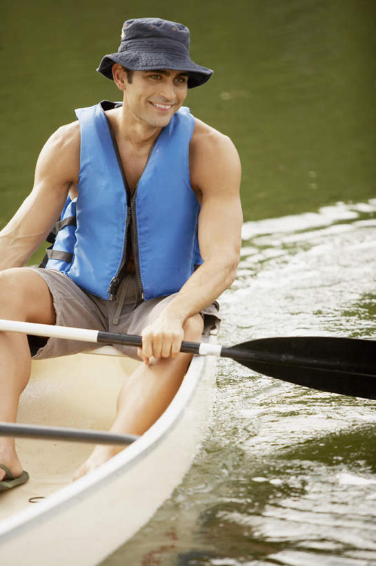 划船,西方人,一个人,坐,笑,微笑,露齿笑,竖图,室外,白天,正面,河流,水,船,帽子,欧洲,欧洲人,仅一个男性,仅一个人,一艘,握,波纹,飞溅,溅,船桨,救生衣,液体,河水,水滴,水流,木船,拿,拿着,注视,水珠,仅一个年轻男性,水纹,遮阳帽,船尾波,交通工具,波浪,观察,看,握着,观看,渔夫帽,察看,舟,关注,喷洒,载具,浮水衣,荡舟,男人,男性,年轻男性,白种人,坐着,半身,彩图