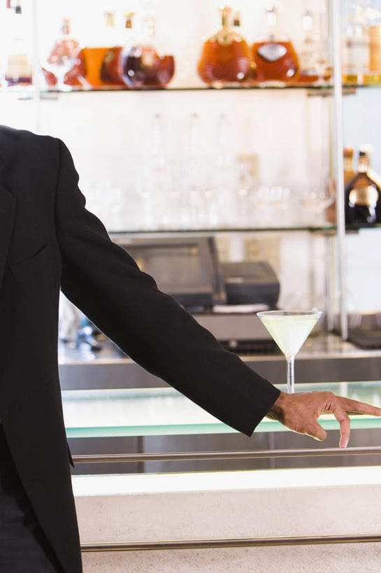 西方人,一个人,商务人士,商务男性,酒吧,站,竖图,室内,白天,正面,衬衫,餐桌,柜子,桌子,玻璃,欧洲,欧洲人,仅一个男性,仅一个人,套装,朦胧,模糊,货架,玻璃制品,酒瓶,仅一个年轻男性,玻璃瓶,瓶子,站着,展示,搭,餐台,储存,搭着,商务装,工薪阶层,展现,陈列柜,储备,蕴藏,贮备,男人,男性,年轻男性,白种人,白领,上班族,站立,半身,彩图,衬衣,酒吧间,酒馆,贮存