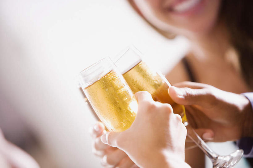 葡萄酒,西方人,三个人,伙伴,朋友,坐,横图,室内,特写,白天,正面,奢侈,快乐,友谊,杯子,欧洲,欧洲人,握,阴影,朦胧,模糊,庆祝,反射,高脚杯,影子,墙,浪漫,墙壁,墙面,玻璃制品,酒,饮料,两个,白色,酒杯,香槟,干杯,碰杯,交际,友好,诱惑,握着,庆贺,礼仪,敬酒,香槟杯,劝酒,气泡酒,起泡酒,汽酒,友情,男人,男性,年轻男性,年轻女性,女人,女性,白种人,玻璃杯,坐着,半身,彩图,高兴,欢笑