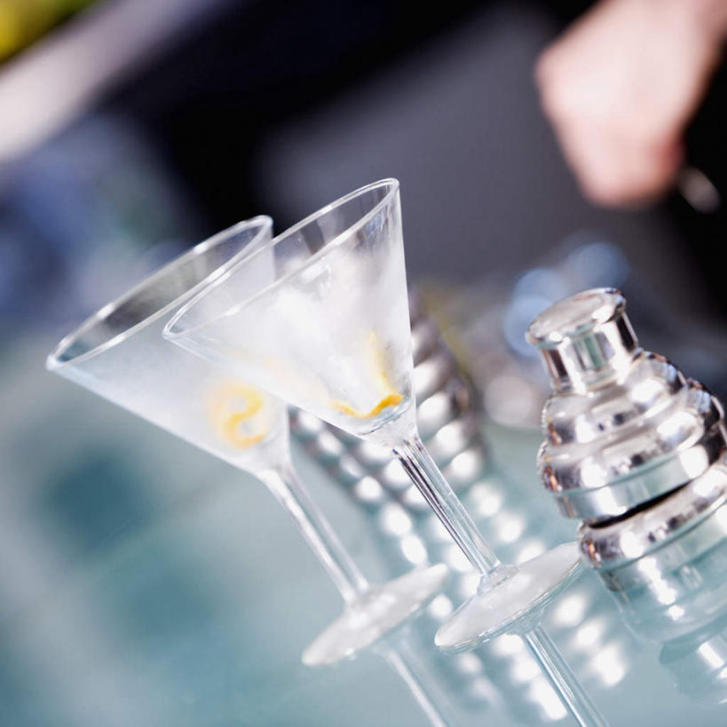 西方人,一个人,酒吧,站,方图,俯视,室内,特写,白天,工作服,制服,餐桌,桌子,杯子,欧洲,欧洲人,仅一个男性,仅一个人,仅一个中年男性,阴影,朦胧,模糊,反射,高脚杯,影子,调酒器,玻璃制品,两个,酒杯,站着,餐台,调酒壶,酒保,鸡尾酒杯,工作制服,调酒瓶,雪克杯,雪克壶,摇酒壶,摇酒器,男人,男性,中年男性,白种人,侍者,玻璃杯,站立,半身,彩图,高角度拍摄,工作套服,酒吧间,酒馆