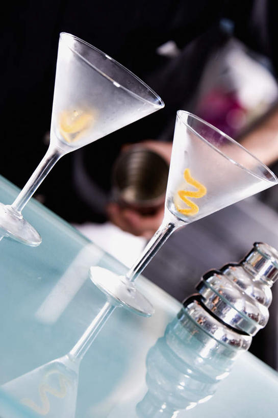 西方人,一个人,酒吧,站,竖图,俯视,室内,特写,白天,工作服,制服,餐桌,桌子,杯子,欧洲,欧洲人,仅一个男性,仅一个人,仅一个中年男性,阴影,朦胧,模糊,反射,高脚杯,影子,调酒器,玻璃制品,两个,酒杯,站着,餐台,调酒壶,酒保,鸡尾酒杯,工作制服,调酒瓶,雪克杯,雪克壶,摇酒壶,摇酒器,男人,男性,中年男性,白种人,侍者,玻璃杯,站立,半身,彩图,高角度拍摄,工作套服,酒吧间,酒馆