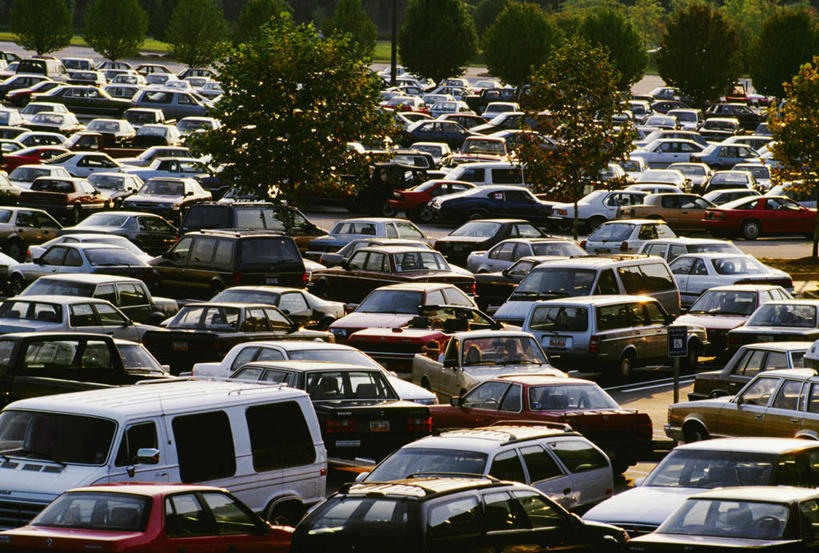 西方人,伙伴,朋友,停车场,坐,横图,室外,白天,正面,度假,友谊,美景,植物,城市风光,城市,汽车,欧洲,美国,欧洲人,一排,许多,停靠,阴影,服装,整齐,光线,影子,景观,许多人,注视,休闲装,娱乐,车,树,树木,排列,衣服,绿色,阳光,自然,交通工具,轿车,观察,看,一群人,享受,休闲,休闲服,景色,放松,服饰,生长,成长,观看,察看,北美,北美洲,队列,关注,停泊,载具,美洲,北亚美利加洲,亚美利加洲,友情,男人,男性,年轻男性,年轻女性,女人,女性,白种人,坐着,彩图,全身,泊车场