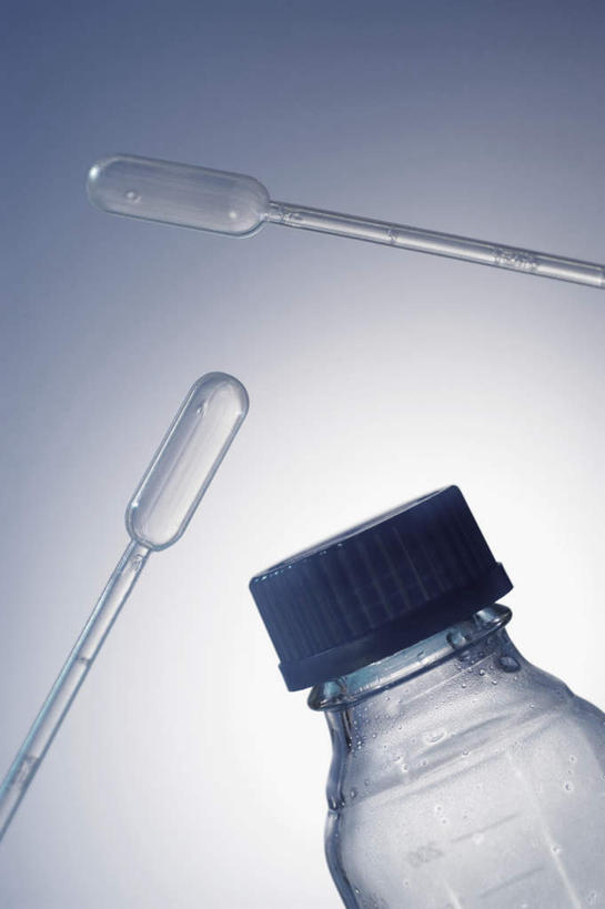 无人,竖图,室内,特写,白天,白色背景,正面,实验,仪器,静物,阴影,朦胧,模糊,研究,透明,反射,分析,化学,测试,滴管,影子,玻璃制品,瓶子,容器,器皿,摄影,影棚,储藏,储存,计量,玻璃仪器,试验耗材,实验用品,吸液管,移液管,彩图,影棚拍摄,拍摄,贮存