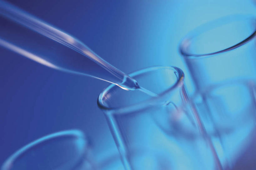 无人,横图,室内,特写,白天,正面,实验,仪器,水,杯子,阴影,蓝色背景,朦胧,模糊,研究,透明,反射,分析,化学,测试,滴管,试管,液体,影子,水滴,玻璃制品,玻璃瓶,瓶子,器皿,摄影,影棚,计量,玻璃仪器,试验耗材,实验用品,玻璃杯,彩图,影棚拍摄,拍摄