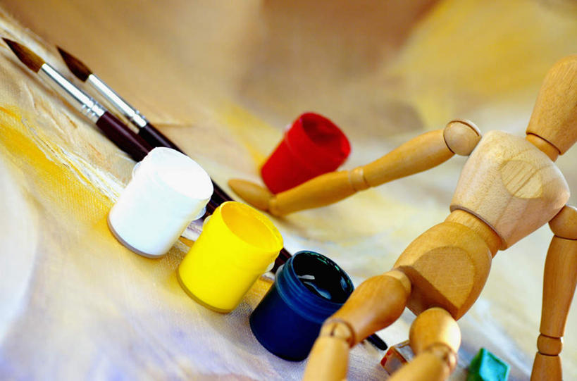 无人,横图,俯视,室内,特写,白天,绘画,游戏,摆设,静物,玩具,阴影,朦胧,模糊,艺术,装饰,反射,笔,人偶,影子,办公用品,玩,文化,娱乐,文具,装饰品,一个,画笔,模型,瓶子,塑料制品,学习用品,装饰物,工艺品,休闲,塑料瓶,益智,单个,活动,颜料,华丽,修饰,文具用品,美术,点缀,高雅,木偶,发泄,消遣,智力,饰物,简洁,宣泄,衬托,美观,雅致,雅观,木偶人,木人,玩耍,嬉戏,彩图,高角度拍摄