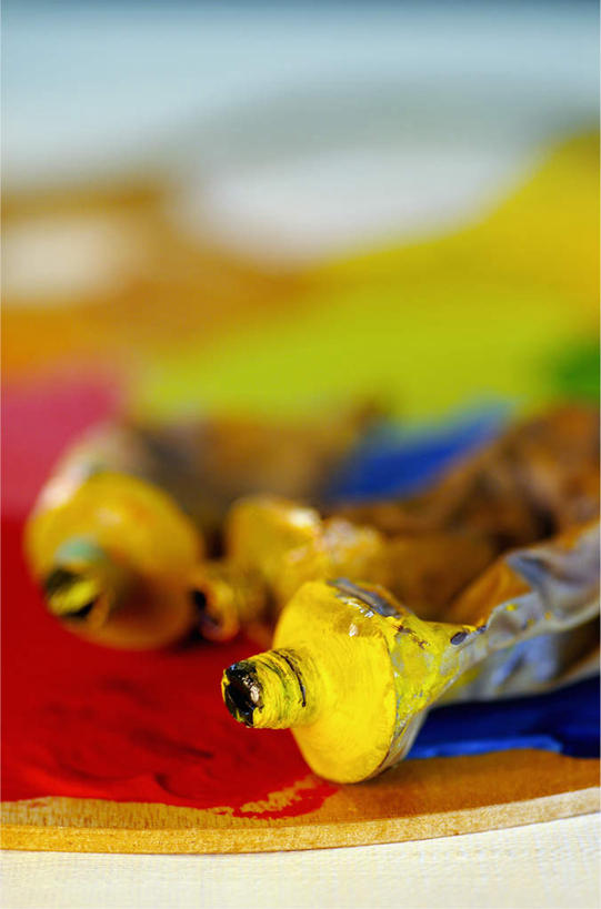 无人,竖图,俯视,彩色,室内,特写,白天,绘画,静物,阴影,朦胧,模糊,艺术,反射,木制,影子,凌乱,三个,木制品,肮脏,五颜六色,调色盘,颜料,美术,色彩斑斓,混乱,调色板,五彩缤纷,邋遢,五彩斑斓,纷乱,缭乱,庞杂,龌龊,污秽,五光十色,画具,彩图,高角度拍摄