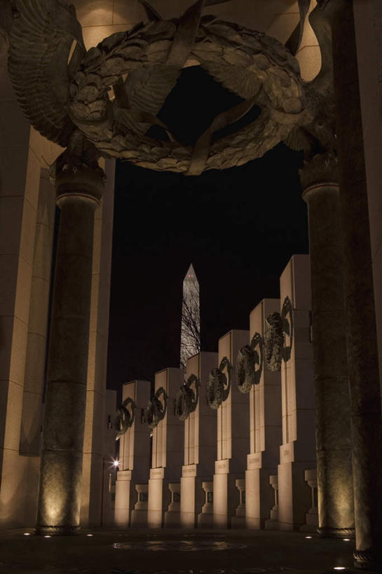 无人,竖图,室外,夜晚,仰视,度假,美景,城市风光,标志建筑,城市,地标,建筑,照明,美国,一排,阴影,朦胧,模糊,整齐,光线,影子,景观,纪念碑,建筑群,灯光,首都,娱乐,建设,灯,排列,灯具,享受,休闲,景色,放松,照亮,北美,北美洲,照明设备,队列,美洲,地灯,华盛顿特区,华盛顿哥伦比亚特区,华府,北亚美利加洲,亚美利加洲,地埋灯,彩图,低角度拍摄