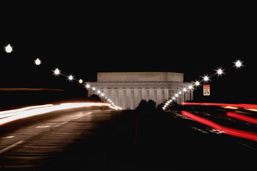 无人,横图,室外,夜晚,正面,长时间曝光,旅游,度假,名胜古迹,标志建筑,道路,地标,建筑,路,路灯,公路,汽车,照明,美国,朦胧,模糊,遗迹,纪念馆,灯光,交通,首都,古迹,文物,娱乐,建设,古建筑,车,灯,灯具,交通工具,轿车,享受,休闲,旅游胜地,放松,照亮,北美,北美洲,照明设备,载具,美洲,曝光,林肯纪念堂,古文明,华盛顿特区,林肯纪念碑,前照灯,前大灯,车前灯,华盛顿哥伦比亚特区,华府,北亚美利加洲,亚美利加洲,林肯纪念馆,马路,彩图