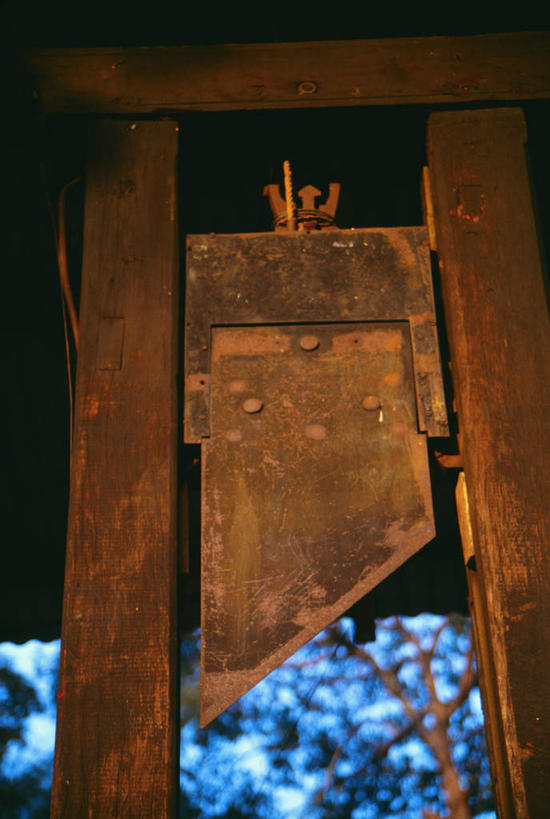 无人,竖图,室内,特写,白天,仰视,旅游,度假,名胜古迹,标志建筑,地标,建筑,越南,亚洲,朦胧,模糊,遗迹,刀具,古迹,文物,娱乐,建设,古建筑,架子,刀,享受,休闲,旅游胜地,放松,东南亚,古文明,刑具,越南社会主义共和国,胡志明市,胡志明,断头台,彩图,低角度拍摄